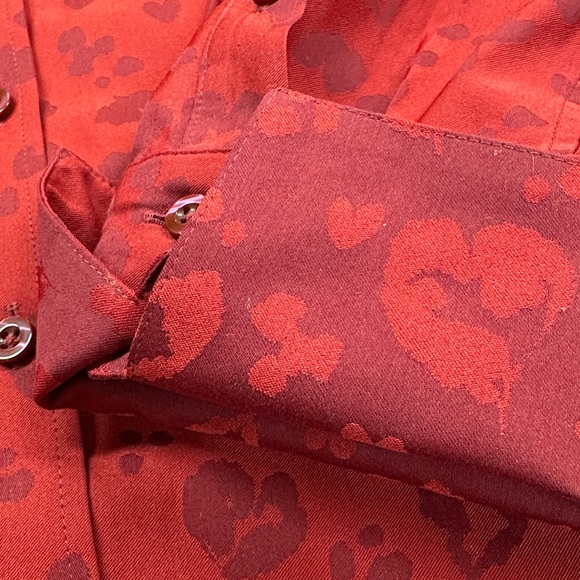 Chico's Red No-Iron Chic Stretch Red Hearts Button Up Blouse Top Size 2 Preowned - Picture 9 of 9